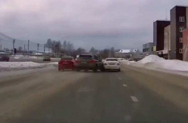 Кроссовер подбил легковой автомобиль на Промышленном шоссе в Ярославле