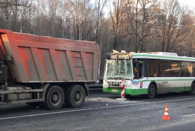 Шестеро детей пострадали в ДТП с участием автобуса и грузовика в Москве 