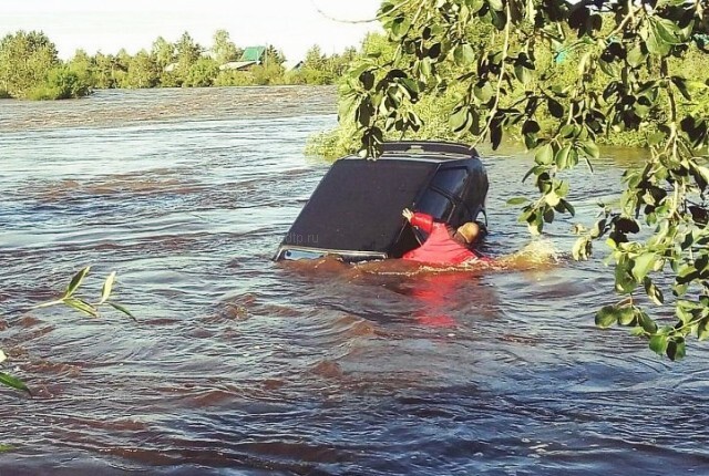 В Чите автолюбитель едва не утонул, пытаясь спасти свой автомобиль 