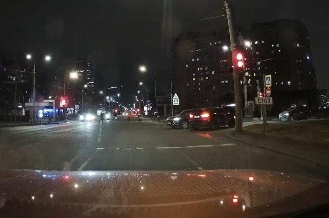 В Петербурге водитель кроссовера BMW проехал на красный и не вписался в поворот 
