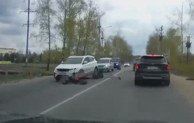 В Воронежской области мужчина на самокате столкнулся с двумя автомобилями 