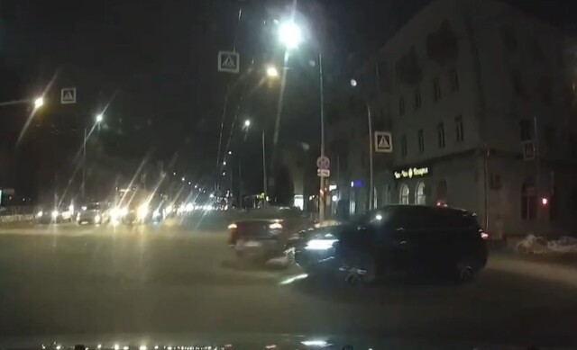 Во Владимире водитель кроссовера пытался проехать перекресток на красный и попал в ДТП 