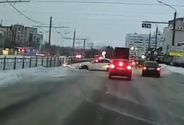 ДТП в Ульяновске: водитель при перестроении не пропустил машину