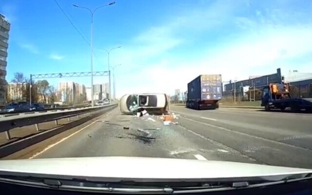 Легковой автомобиль перевернулся в результате ДТП на Витебском проспекте в Санкт-Петербурге