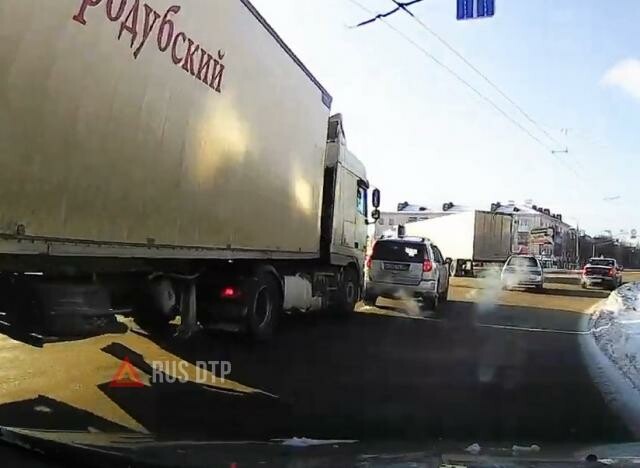 ДТП в Орле с участием кроссовера и грузовика