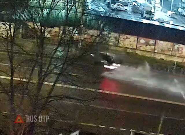 Автомобиль врезался в столб на улице Пластунской в Сочи