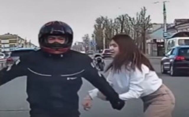 В Иркутской области задержали мотоциклиста, который разбил лобовое стекло автомобиля 