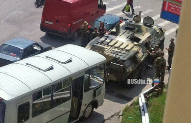 В Новосибирске в ДТП попал бронетранспортер 