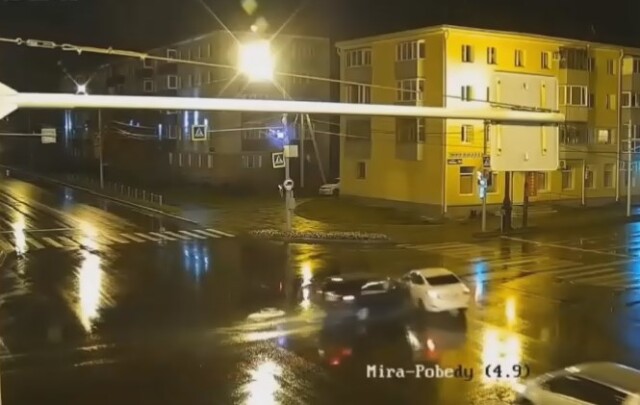 Авария в Южно-Сахалинске: водитель иномарки пытался проскочить перекресток на красный 