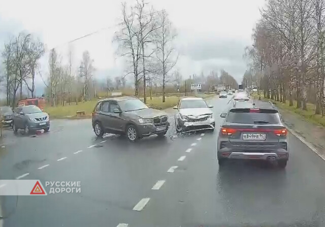 BMW и Kia столкнулись на перекрестке в Пушкине