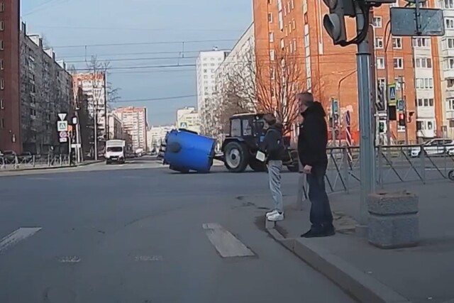 «Тракторист неудачно развернулся»: бочка опрокинулась на перекрестке в Петербурге 