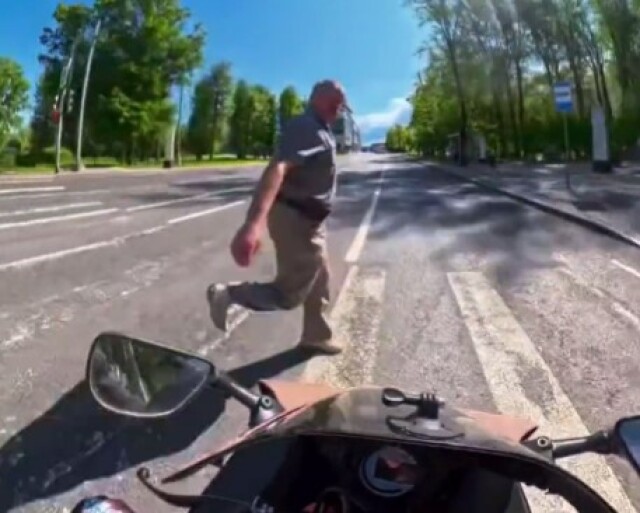 В Москве мотоциклист сбил пешехода, который перебегал дорогу на красный 
