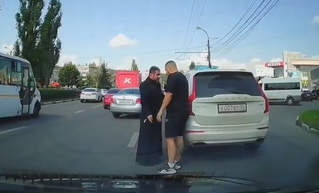 ДТП с участием священника в Воронеже: водители начали выяснять отношения прямо на дороге 
