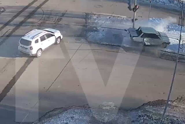 ВАЗ-2199 и Renault Duster столкнулись в Ишимбае: от удара «Лада» врезалась в светофор