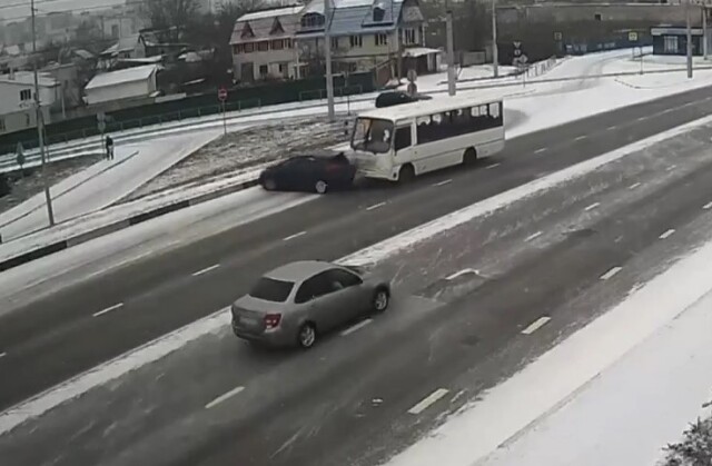 Несколько автомобилей и автобус столкнулись в Белгороде 