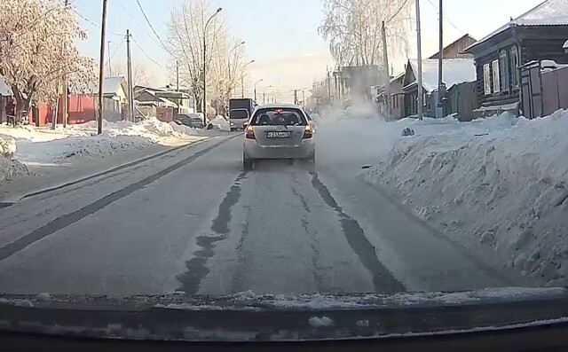 «Занесло на встречную полосу»: два автомобиля лоб в лоб столкнулись в Новосибирске 