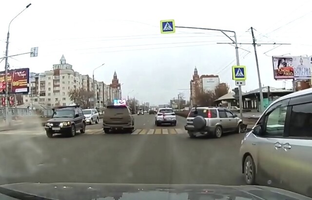 В Омске водитель «Хонды» пытался уйти от столкновения и врезался в столб 