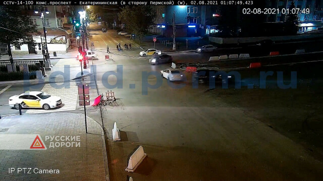 Такси и внедорожник столкнулись на перекрестке в Перми