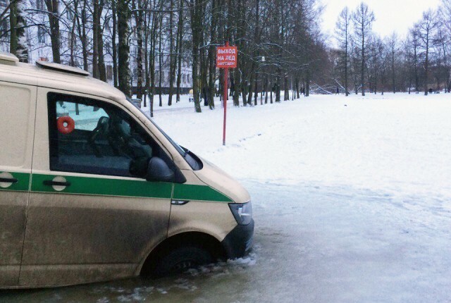 Инкассаторы провалились под лёд на Красносельском шоссе 