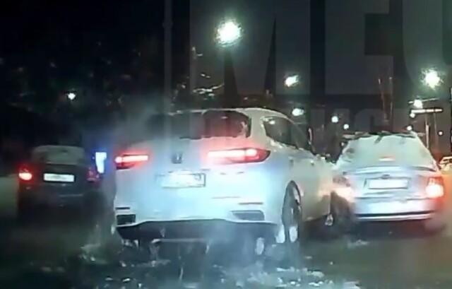 В Кирове водитель китайского кроссовера пытался развернуться и столкнулся с двумя автомобилями