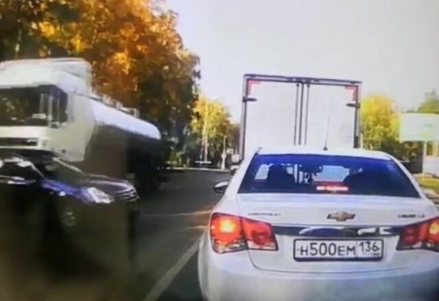 В Воронеже водитель автомобиля пытался опередить грузовик, но маневр ему не удался