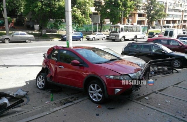 В Ставрополе лихач врезался в 6 припаркованных автомобилей 