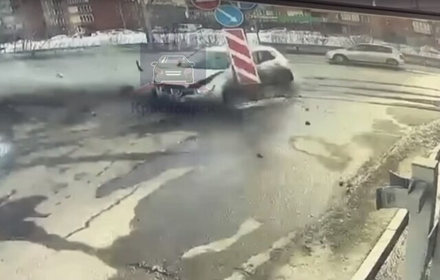 В Красноярске водитель не справился с управлением и врезался в опору дорожного знака 