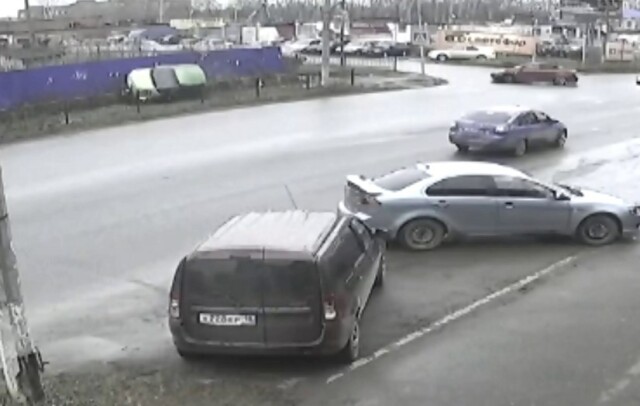 Автомобиль перевернулся в результате ДТП в Ижевске