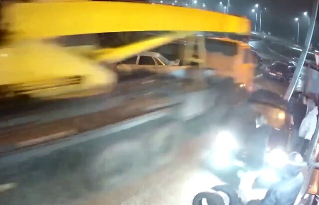 В Балаково пьяный водитель автокрана смял несколько автомобилей и скрылся с места ДТП