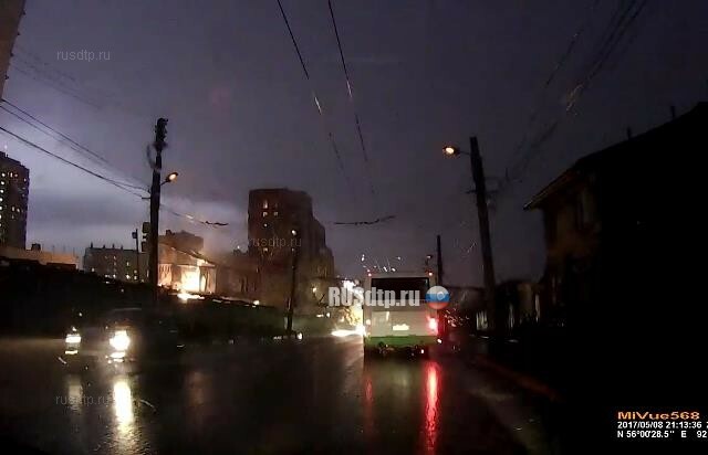 Строительный кран упал на дорогу в Красноярске 
