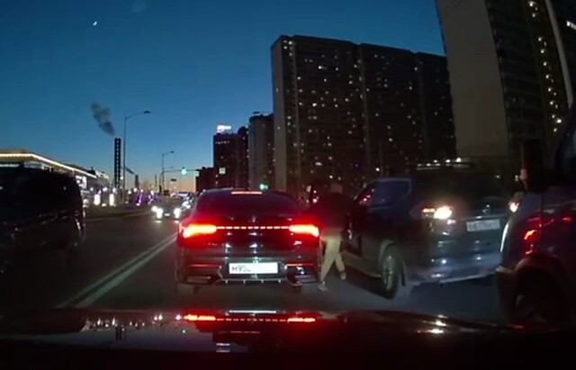 «Забыл поставить на ручник»: в Ленобласти кроссовер без водителя покатился назад и поцарапал другой автомобиль 