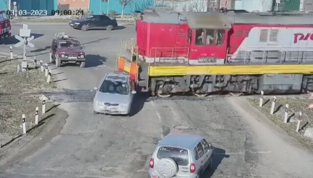 На Кубани водитель «Опеля» пытался проскочить перед тепловозом и попал в ДТП 