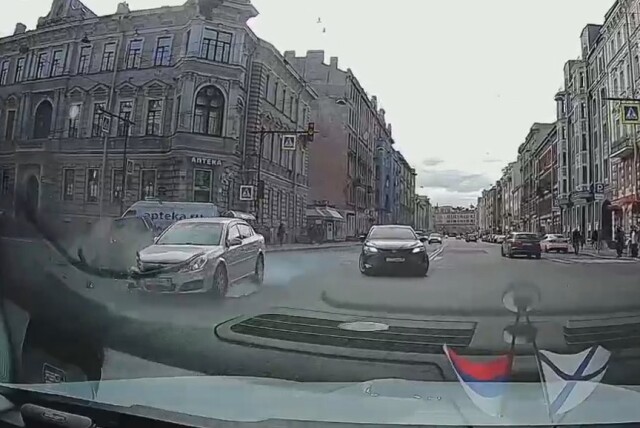 Авария на перекрестке в Петербурге: один совершал поворот, а другой ехал на желтый