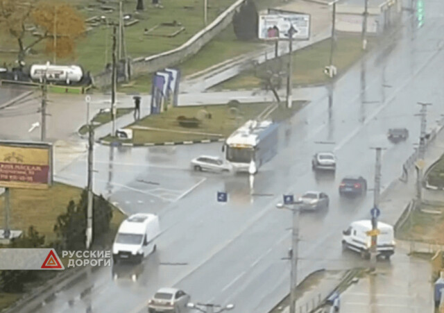 Легковушка врезалась в троллейбус в Севастополе