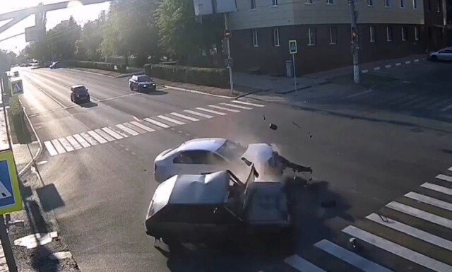 Момент ДТП в Белгороде: «Оба водителя пытались проскочить перекресток на жёлтый» 