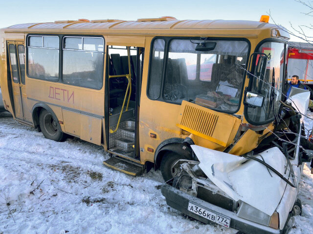 На Урале «Ладу» смяло от столкновения со школьным автобусом: погибли мать и сын 
