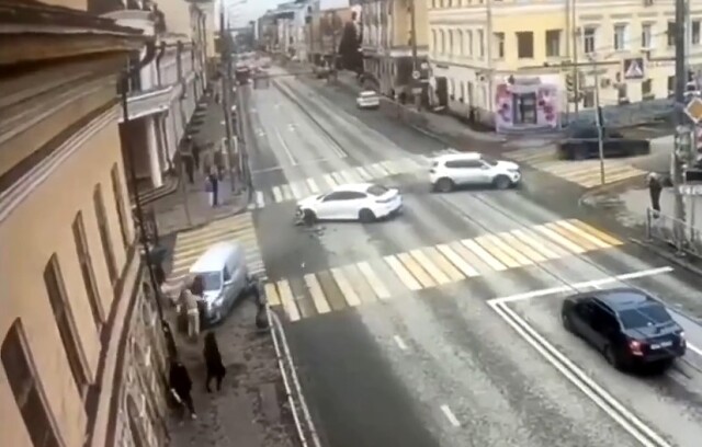 Автомобиль вылетел на тротуар и сбил пешеходов в результате ДТП в Казани