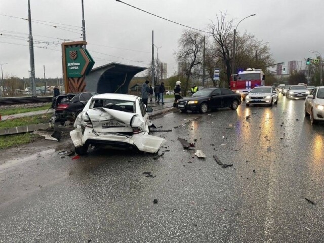 Массовое ДТП с участием четырех автомобилей произошло в Екатеринбурге 