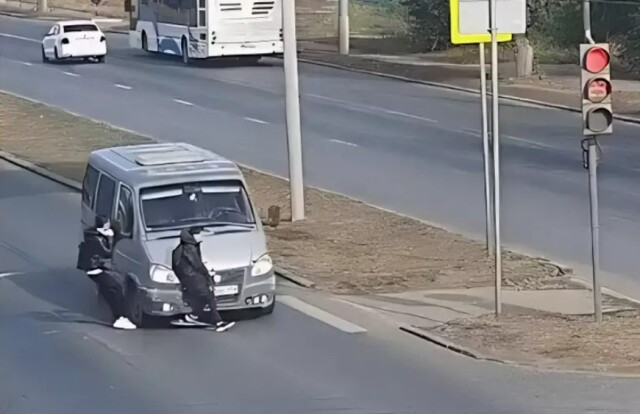 «Находится в реанимации»: в Волгограде микроавтобус сбил ребенка на самокате