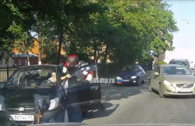В Петербурге после ДТП байкер избил пожилого мужчину