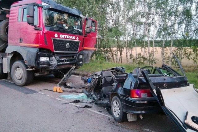 Самосвал смял машину с семьёй на подмосковной дороге 