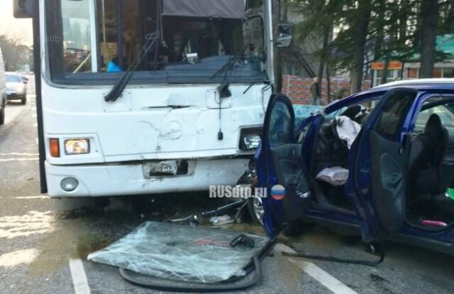 Два человека погибли в ДТП с автобусом и легковым автомобилем в Сочи 