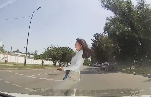 ДТП с электросамокатом: девушка пыталась проехать на красный и попала под машину