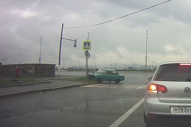 Авария в Магнитогорске: водитель «Жигулей» не вписался в поворот и врезался в дорожный знак 