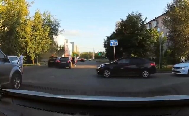 Уходил от столкновения и попал в ДТП. Кто виноват в ДТП на перекрестке в Иванове? 