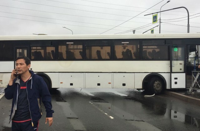 Автобус столкнулся с четырьмя автомобилями в Петербурге 