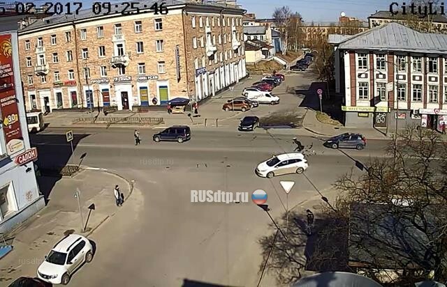 В Петрозаводске байкер врезался в автомобиль
