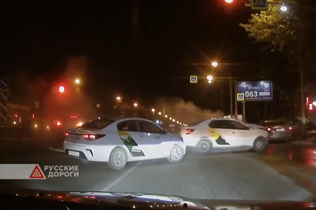В Новосибирске Renault Logan столкнулся со стоящим на светофоре внедорожником