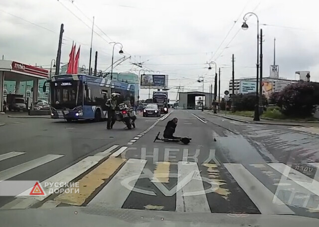 Мотоциклист сбил мужчину на электросамокате в Петербурге