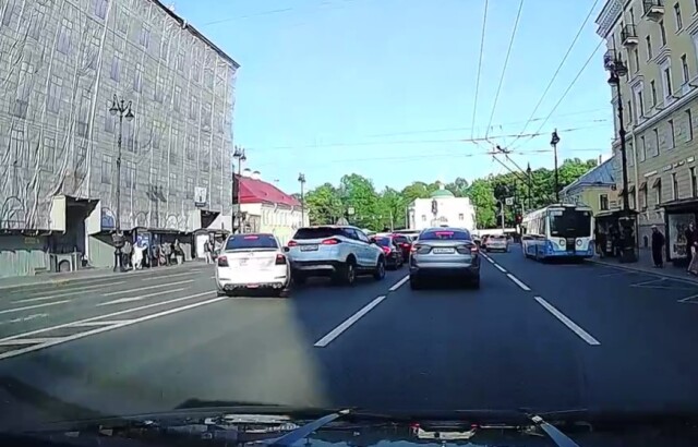 На Невском проспекте в Петербурге водитель «Шкоды» въехал в китайский кроссовер
